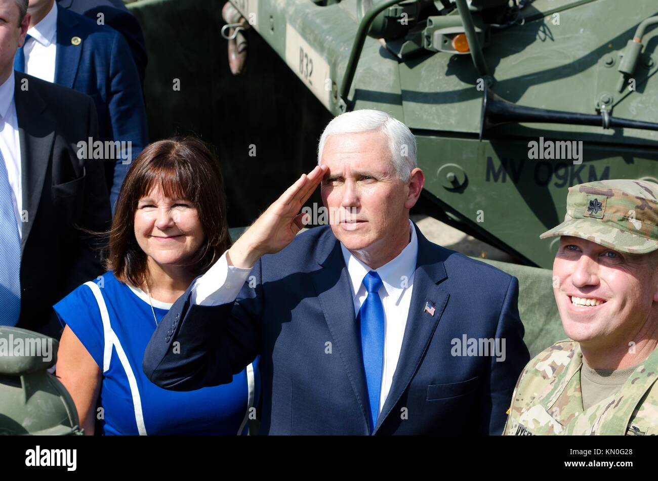 Le vice-président américain Mike Pence salue les soldats américains et géorgiens à l'aéroport international de Tbilissi à la fin de l'exercice Noble Partner le 1er août 2017 à Tbilissi, en Géorgie. (Photo de John W. Strickland via Planetpix) Banque D'Images