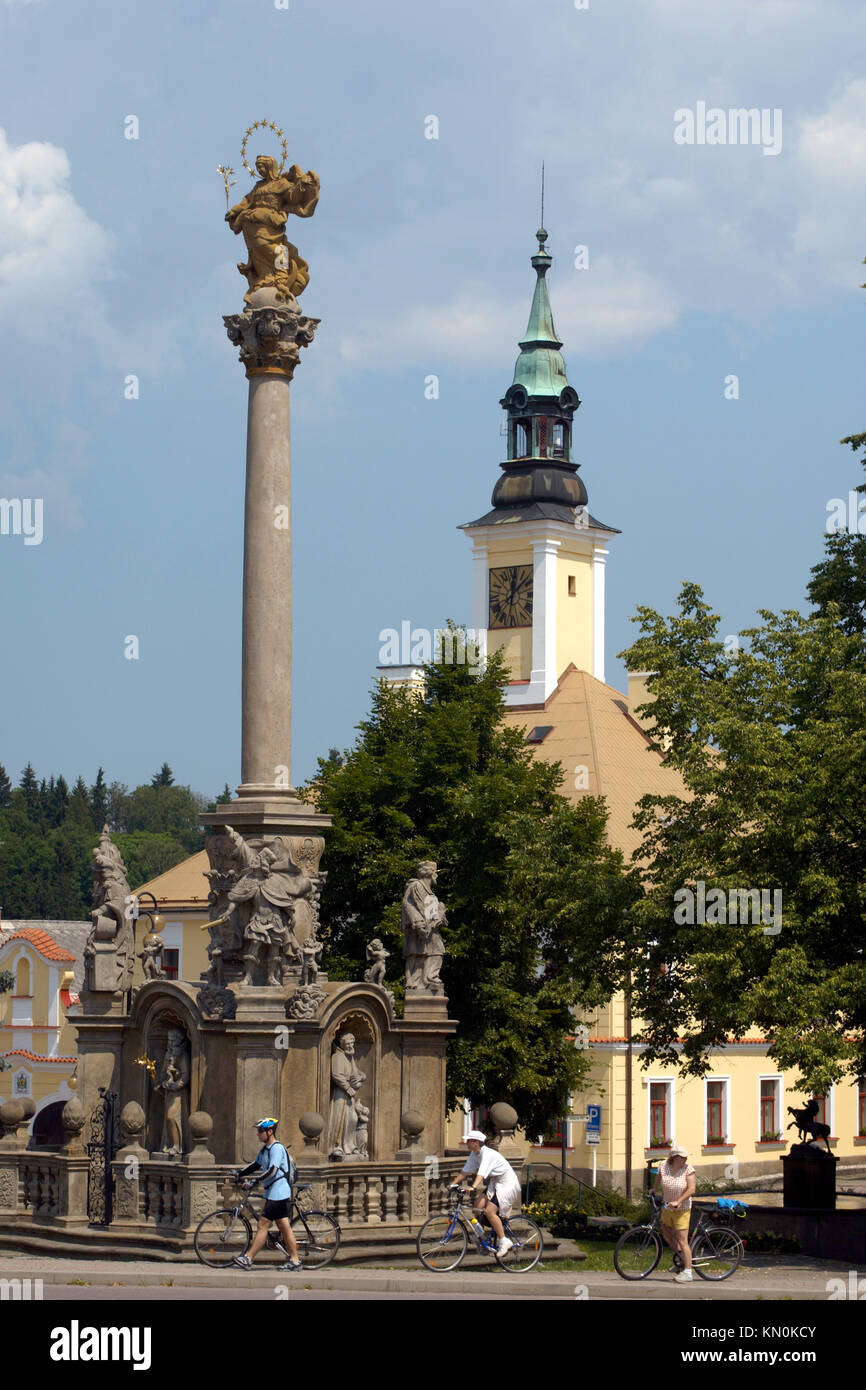 Tschechien, Ostböhmen, Zamberk : historischer Stadtkern von Zamberk Rathaus mit im Hintergrund. Banque D'Images