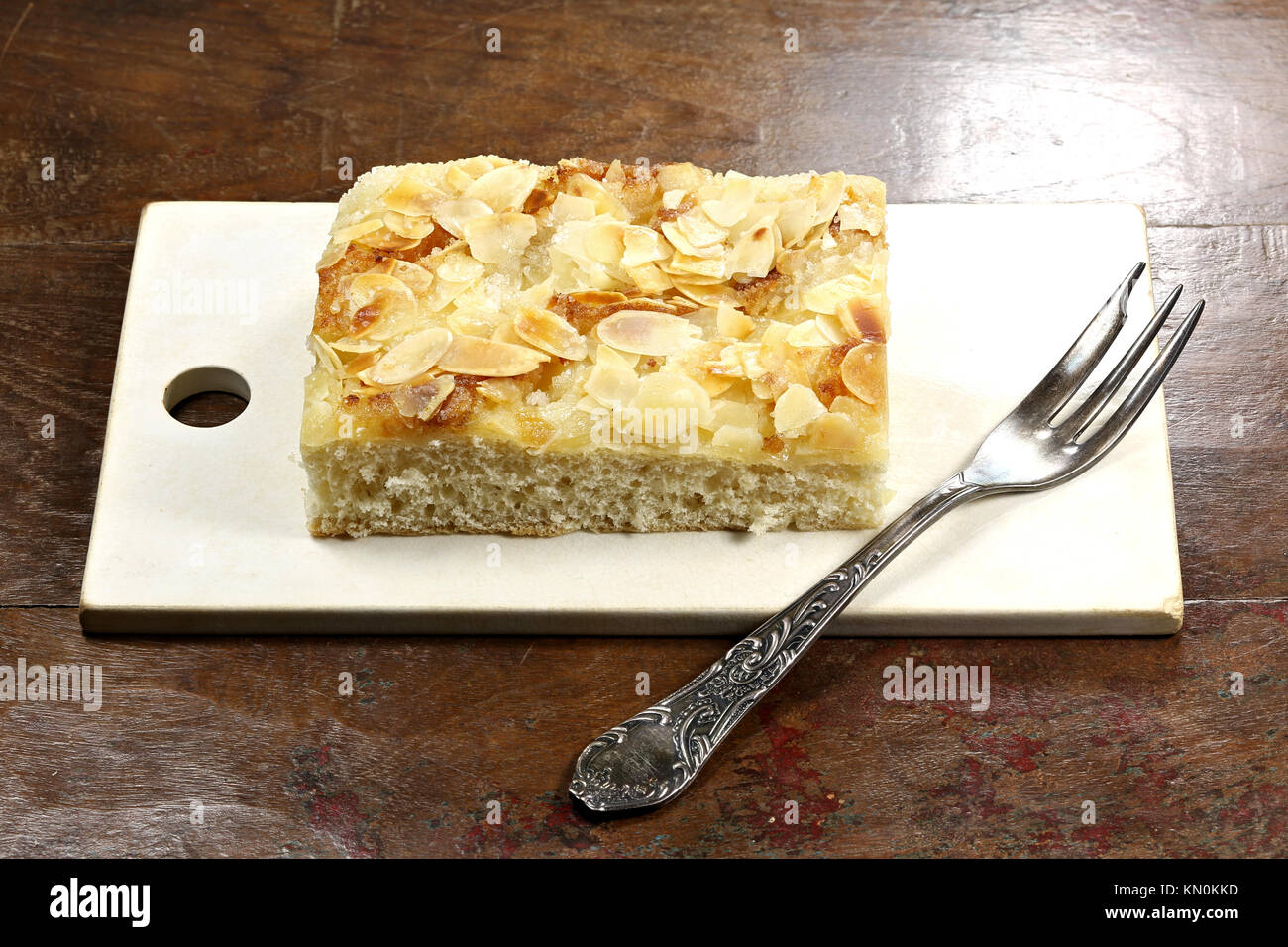 Du nord de l'Allemagne traditionnelle Butterkuchen (gâteau de beurre) sur l'ancien planche à découper. Banque D'Images