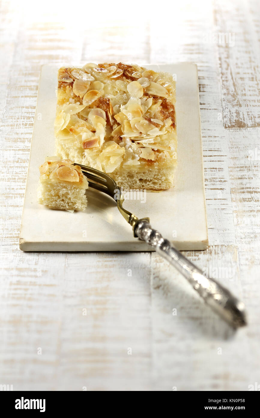 Du nord de l'Allemagne traditionnelle Butterkuchen (gâteau de beurre) sur l'ancien planche à découper. Banque D'Images