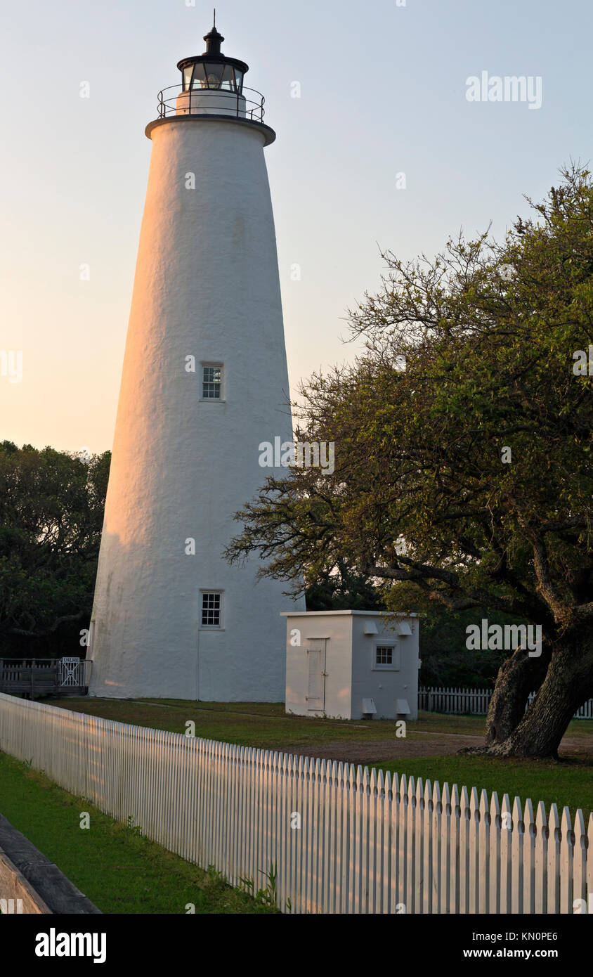 NC01032-00...CAROLINE DU NORD - lumière du soir sur l'Ocracoke Island phare sur les bancs extérieurs. Banque D'Images