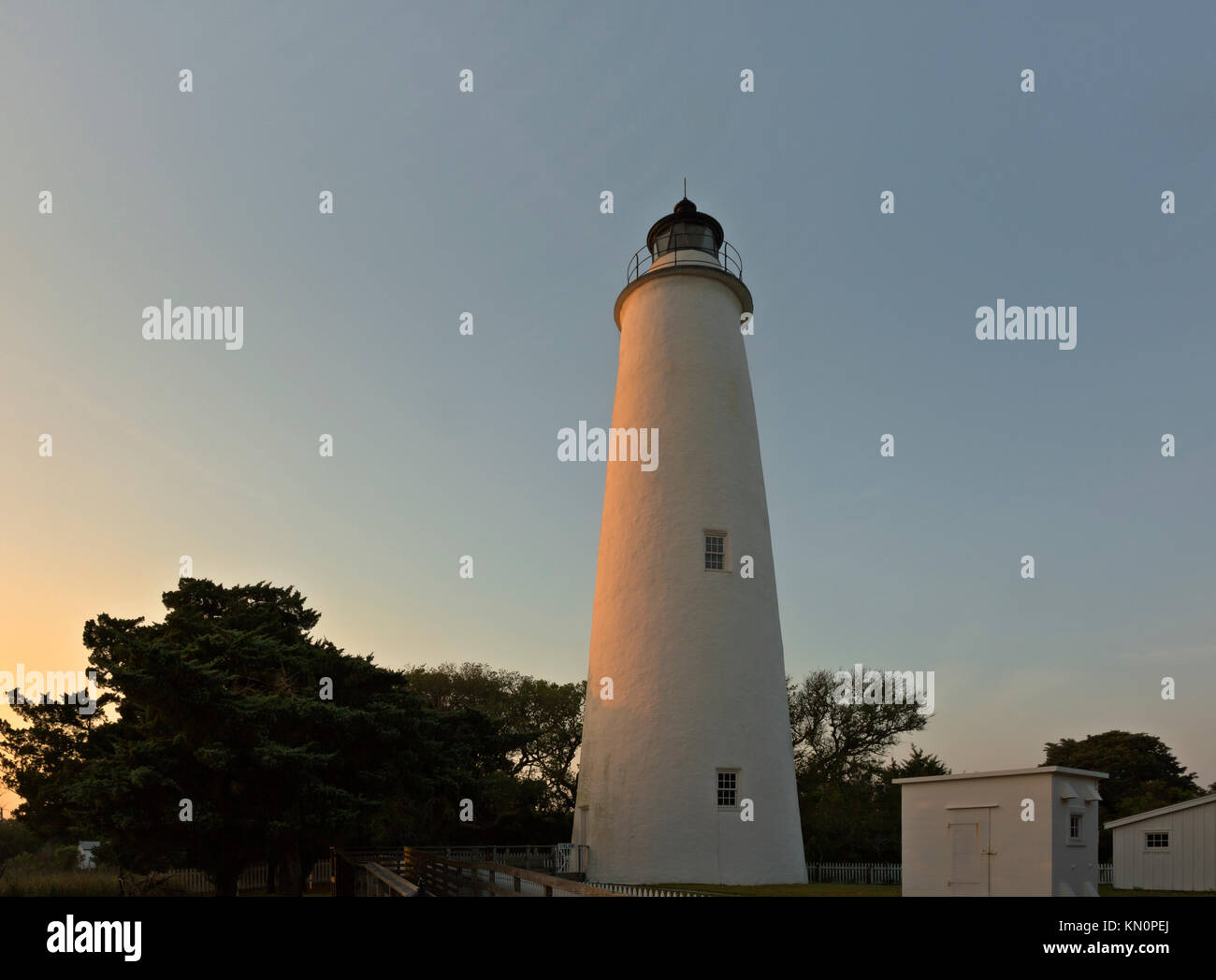 NC01033-00...CAROLINE DU NORD - Coucher de soleil sur l'Ocracoke Island phare sur les bancs extérieurs. Banque D'Images