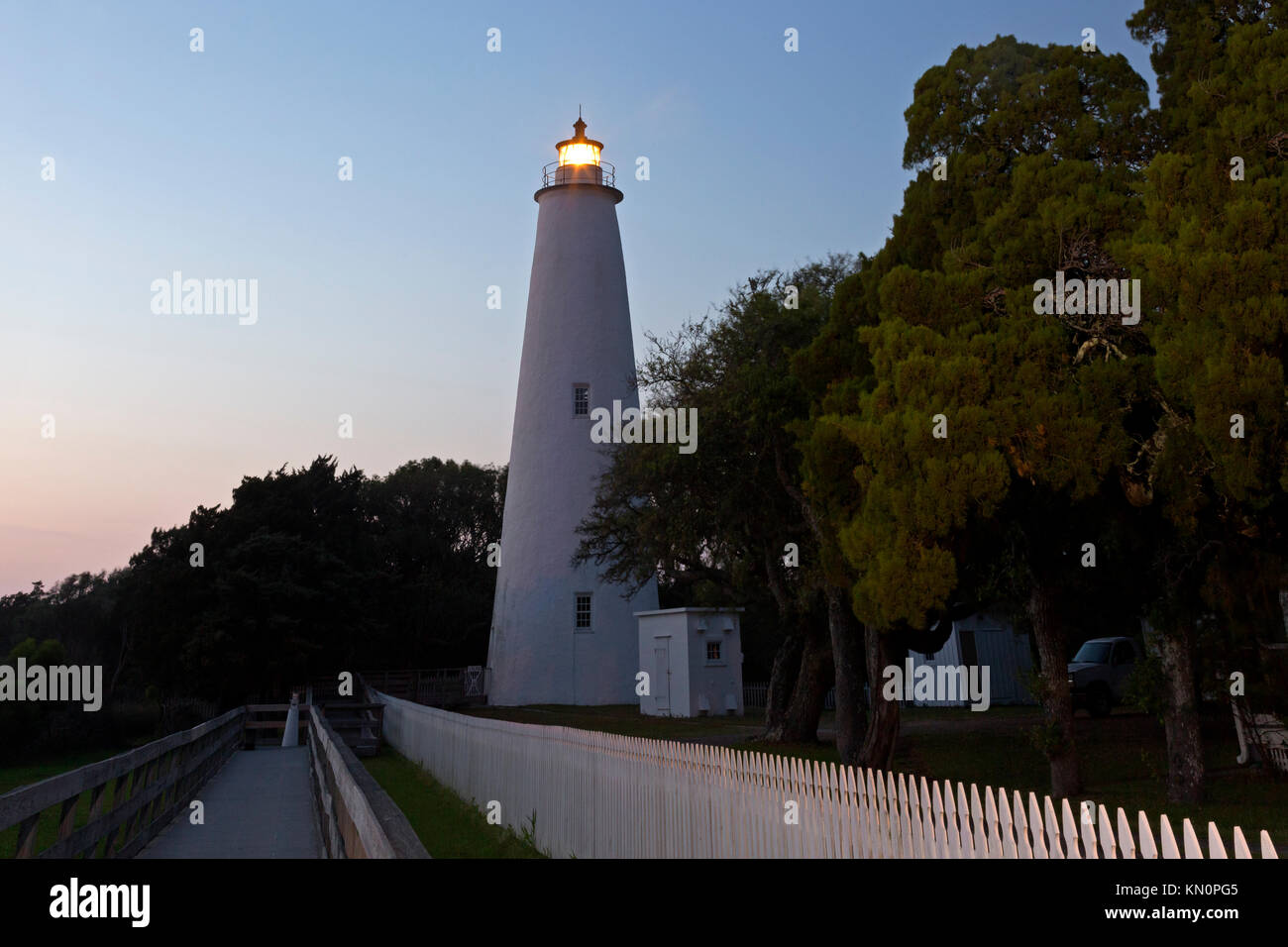 NC01036-00...CAROLINE DU NORD - Crépuscule à l'Ocracoke Island phare sur les bancs extérieurs. Banque D'Images