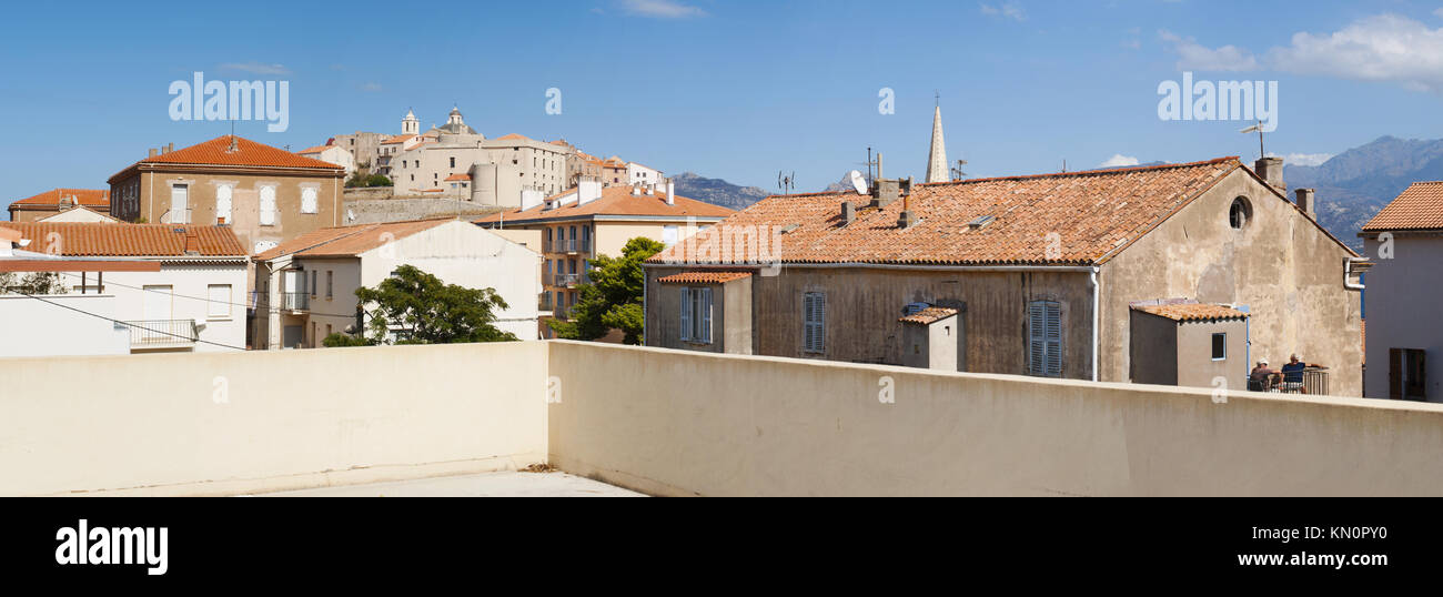 Corse : toits de la citadelle de Calvi, célèbre destination touristique sur la côte nord-ouest, avec ses vieux murs et les clochers des églises Banque D'Images