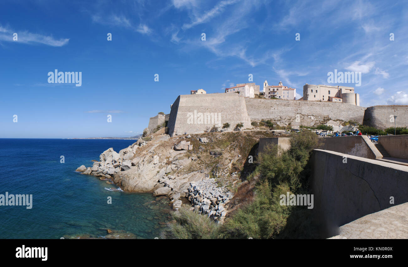 Corse : la mer et vue sur les toits de la citadelle de Calvi, célèbre destination touristique sur la côte nord-ouest, avec ses vieux murs Banque D'Images