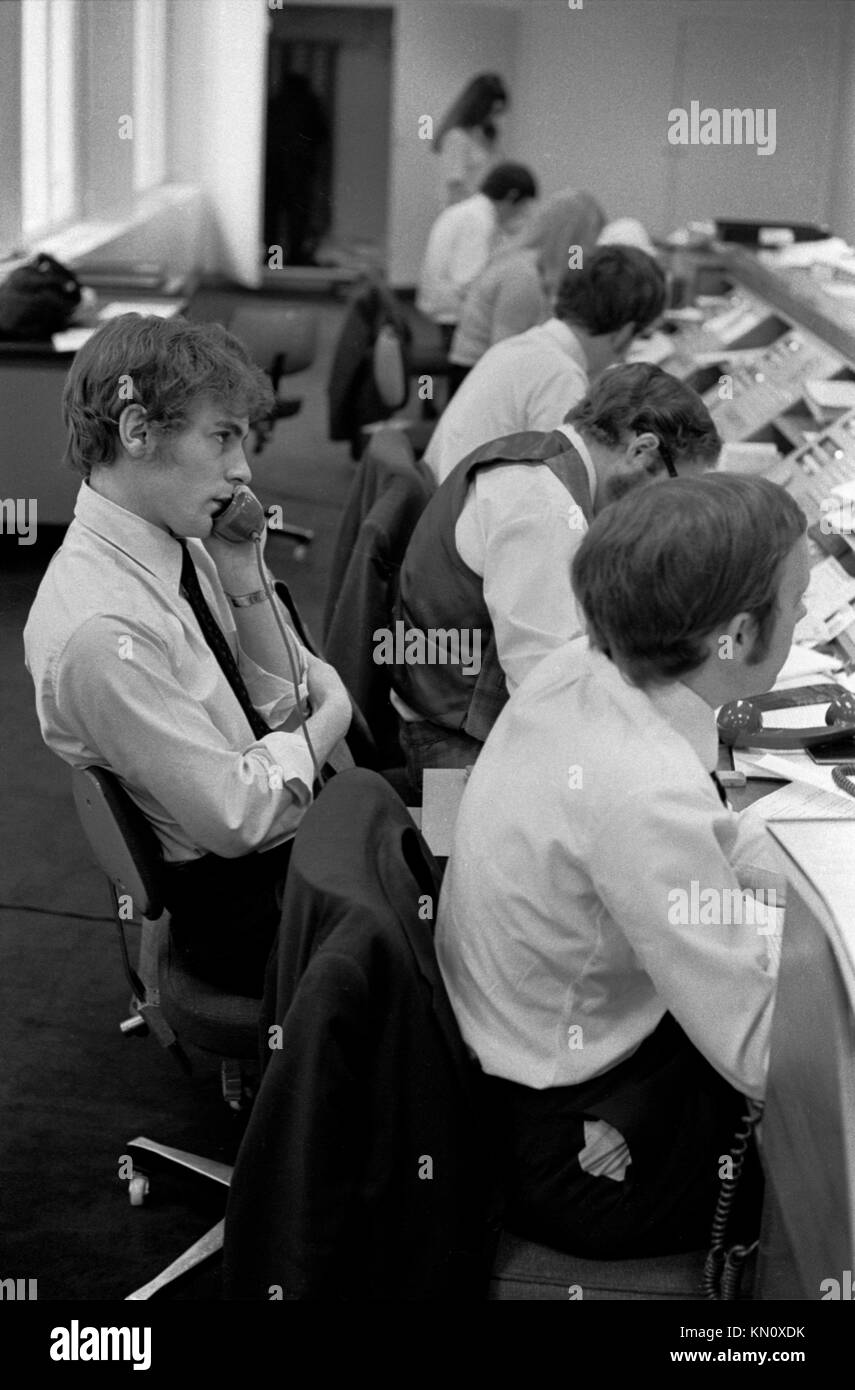 Employés de bureau 1970s Royaume-Uni. Parlant au téléphone au client, hommes travaillant dans un bureau 70s Londres Angleterre 1972 UK HOMER SYKES Banque D'Images