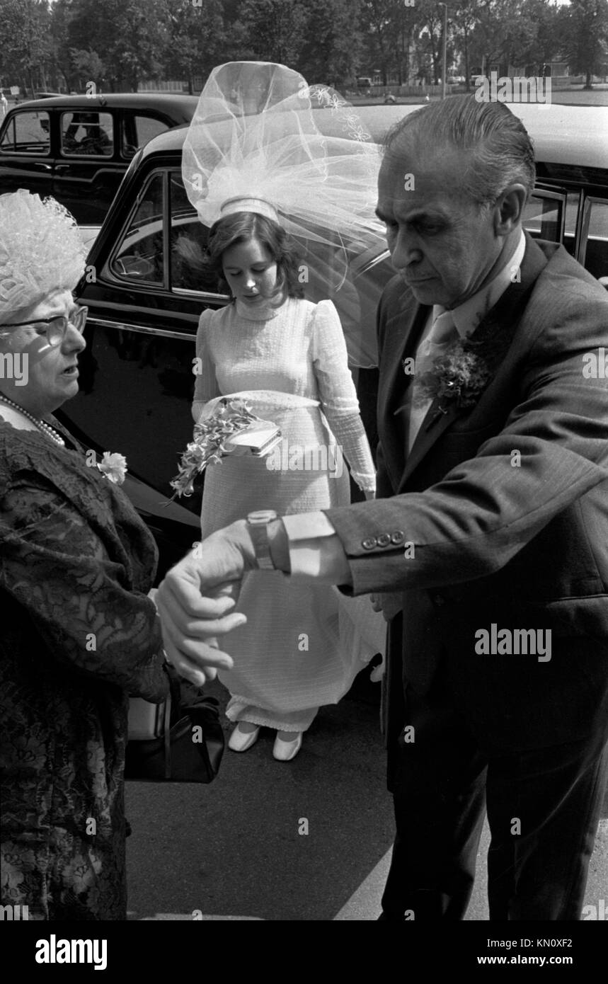 Mariage Mariage Uk 1970 mariée arrive en taxi à l'église, le père à une montre-bracelet contrôle sur le temps, 1972 UK HOMER SYKES Banque D'Images