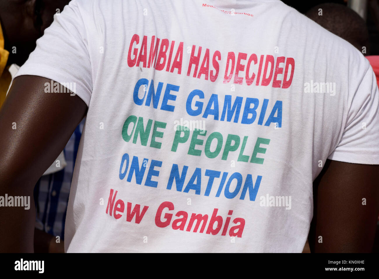 Homme portant un T-shirt "Gambie a décidé, une Gambie, un seul peuple, une seule Nation, Nouveau Gambie' Banque D'Images