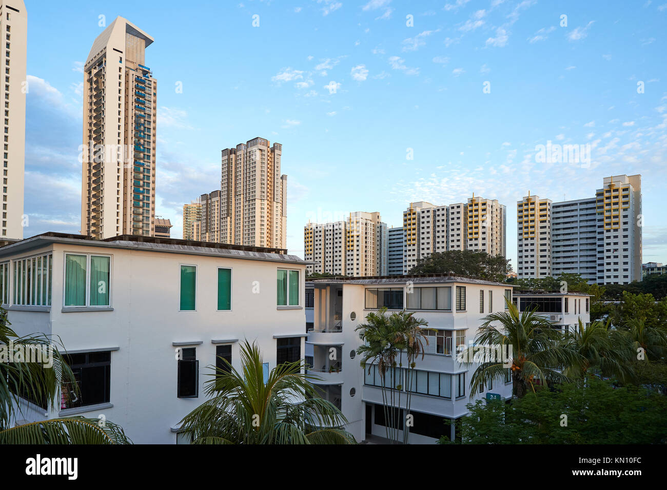 Faible hauteur contrastées et des tours d'habitation résidentiel dans Tiong Bahru, Singapour. Banque D'Images