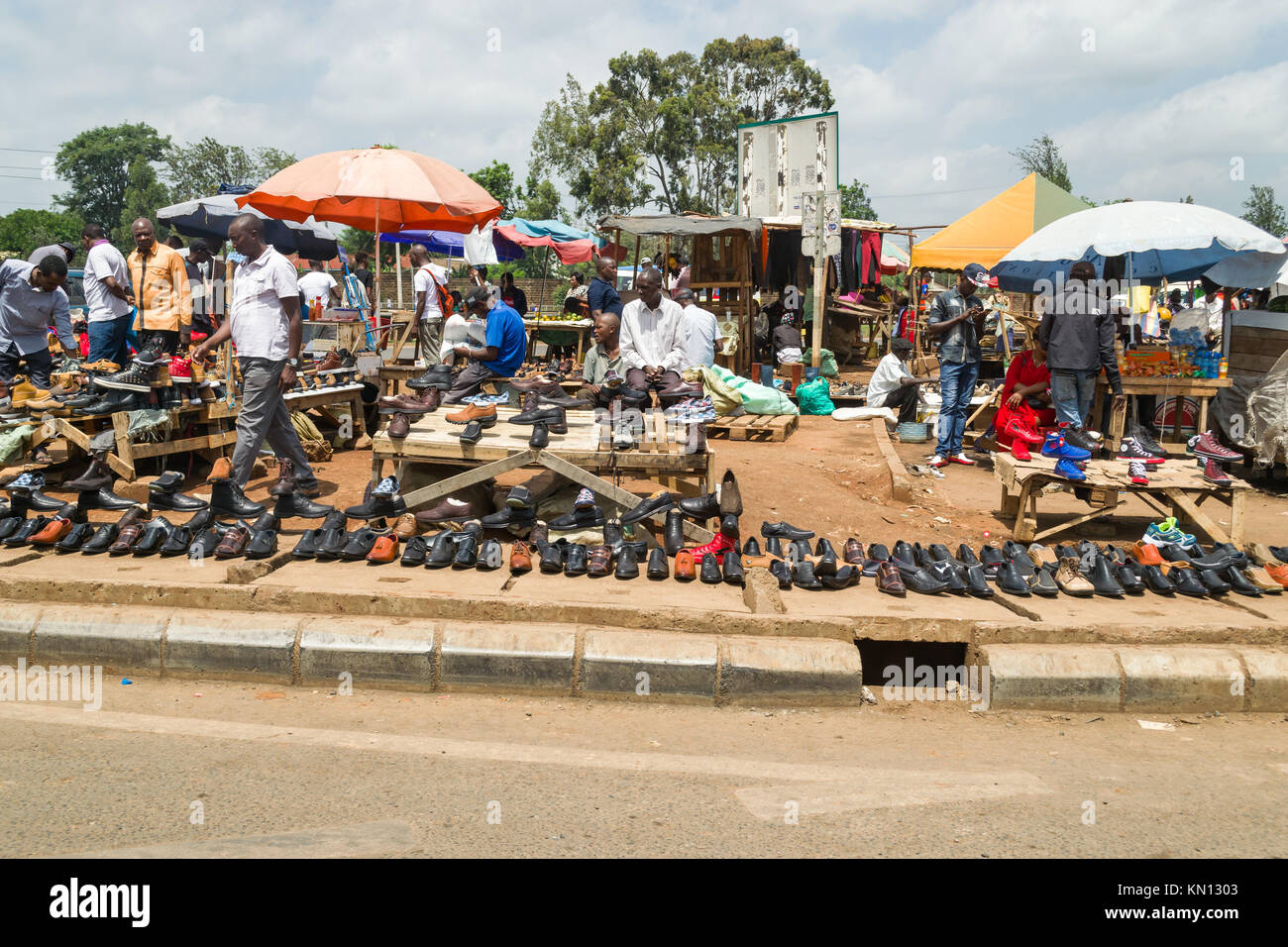Allsopps marché avec des chaussures en vente sur l'affichage et les gens qui marchent autour de la navigation, Nairobi, Kenya, Afrique de l'Est Banque D'Images