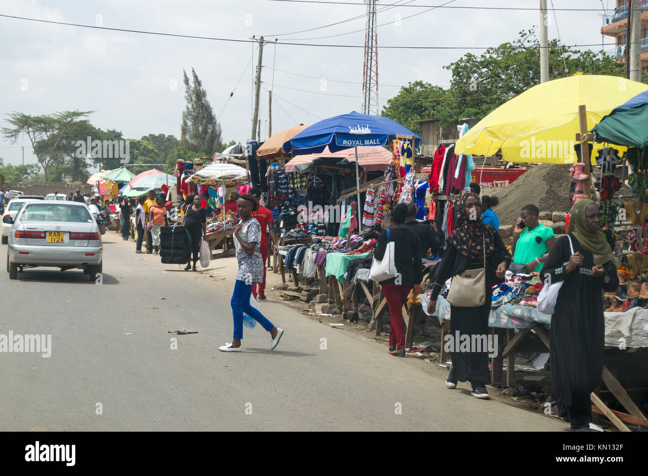 Les petits étals de marché line le côté de la route avec les personnes qui s'y passé, Nairobi, Kenya, Afrique de l'Est Banque D'Images