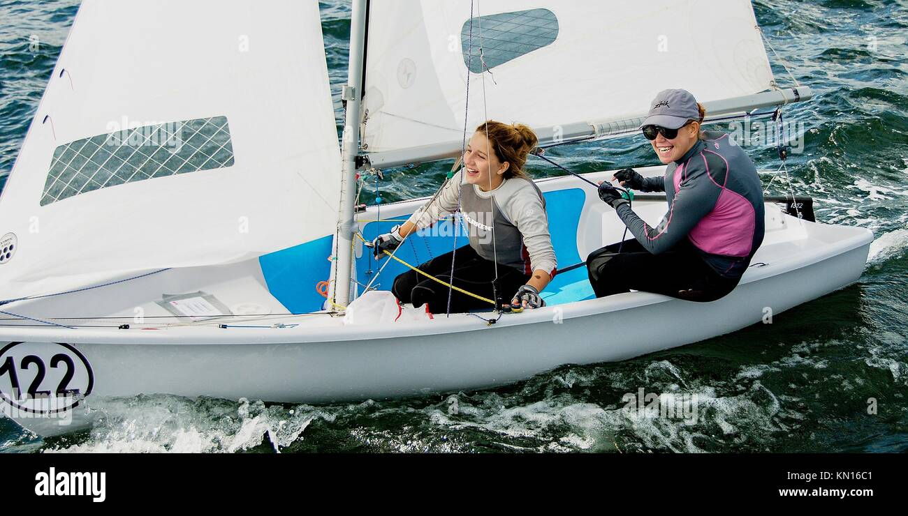 Les enfants participant à l'Australian High School combiné aux Championnats 2013 à Lake Macquarie. L'Australie. Jeunes concurrents couru dériveurs Banque D'Images