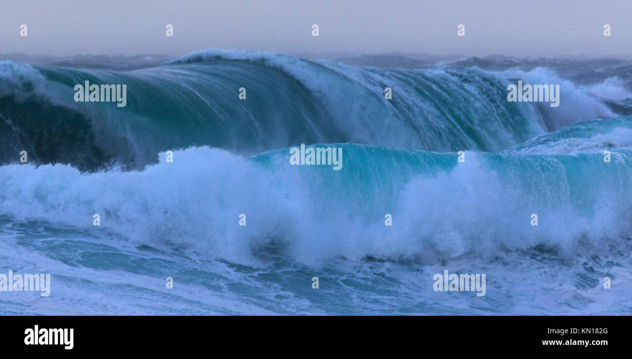 Vagues gigantesques à Birsay, îles Orkney Banque D'Images
