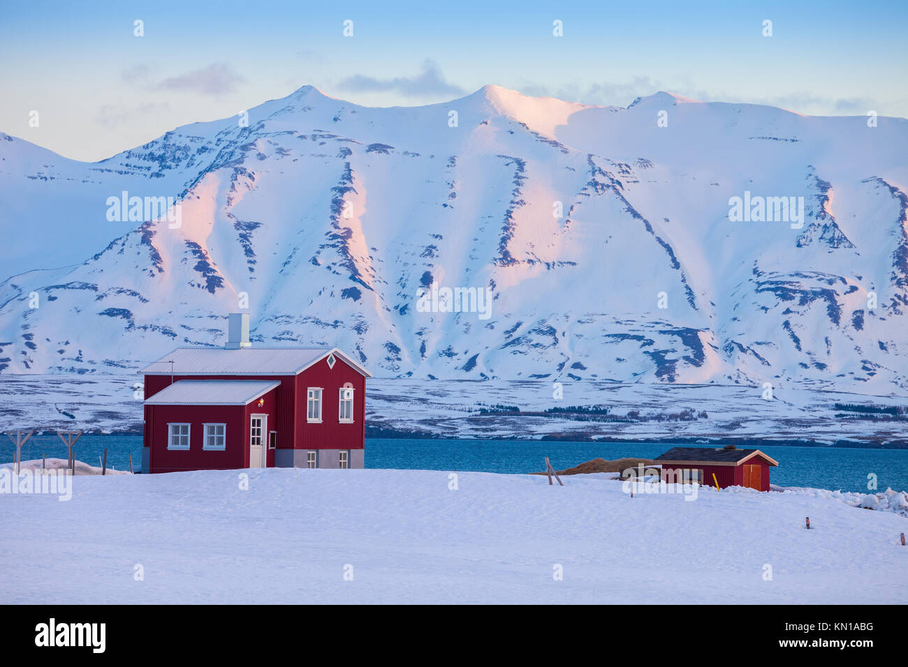 L'Islande paysage d'hiver avec la vie en solitaire chambre placé du fjord à l'aube (près de Akureyri), du nord de l'Islande. Banque D'Images