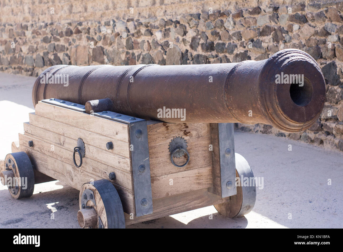 Canon ancien utilisé dans les guerres comme arme. lourd et arme solide par des forces militaires. Banque D'Images