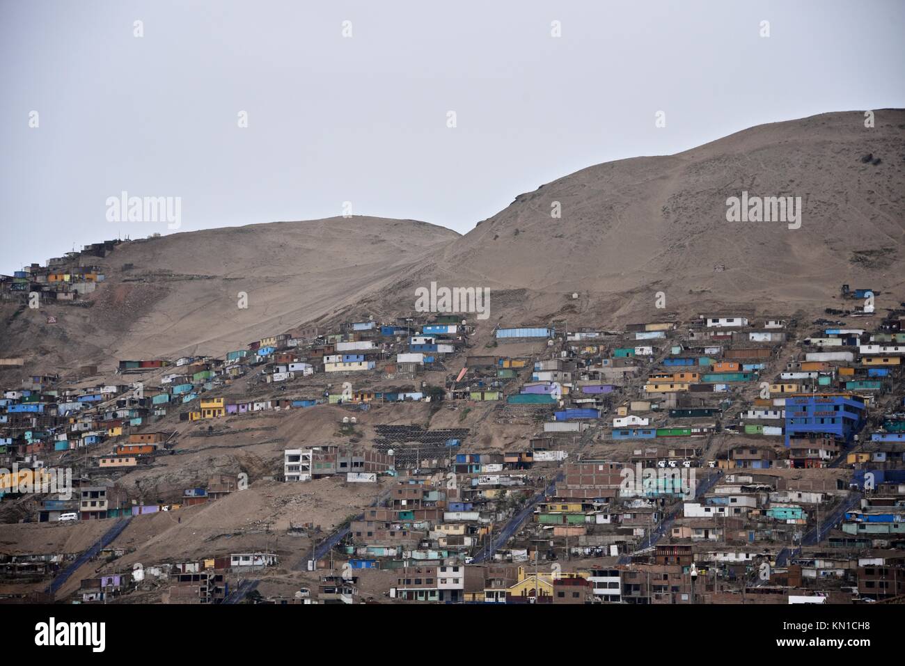 Les bâtiments des bidonvilles de colline à la périphérie de Lima, Pérou Banque D'Images