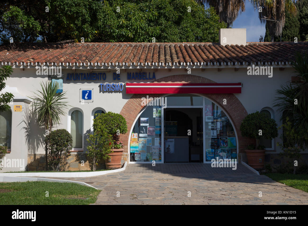 Office de tourisme à Glorieta la fontanilla, sur le front de mer de Marbella. Banque D'Images