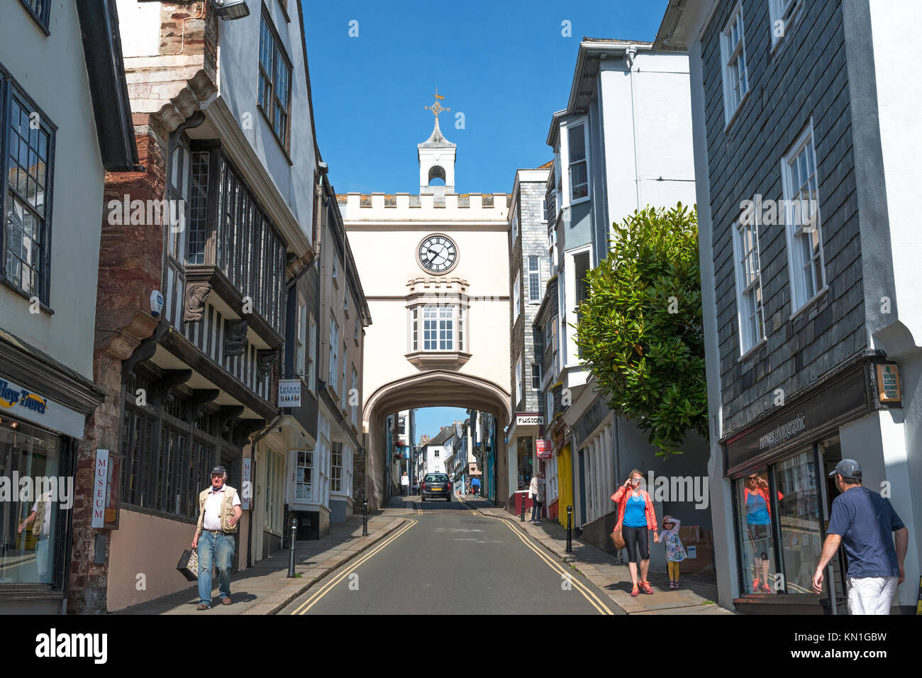 Eastgate historique arch dans high street, TOTNES, South Hams, Devon, Angleterre, Grande-Bretagne, Royaume-Uni. Banque D'Images