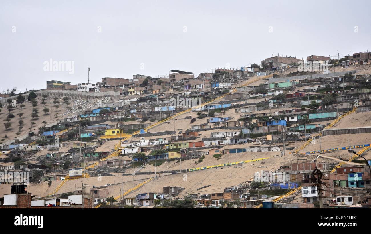 Les bâtiments des bidonvilles de colline à la périphérie de Lima, Pérou Banque D'Images