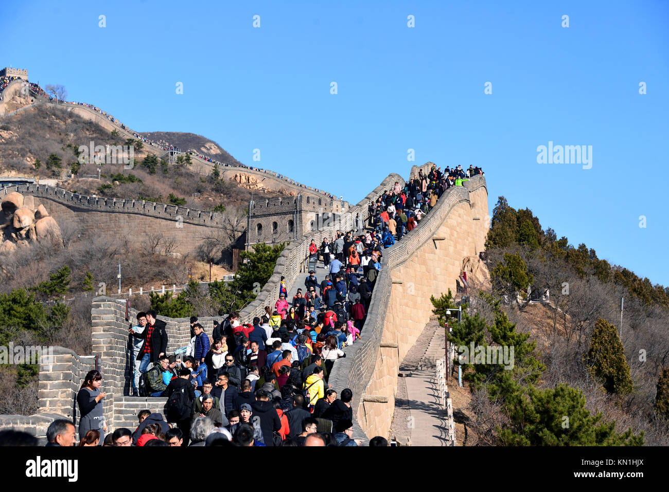 Beijing, Chine - 11 novembre 2017 : Une grande foule de personnes visiter la célèbre Grande Muraille de Chine lors d'une journée ensoleillée. Banque D'Images
