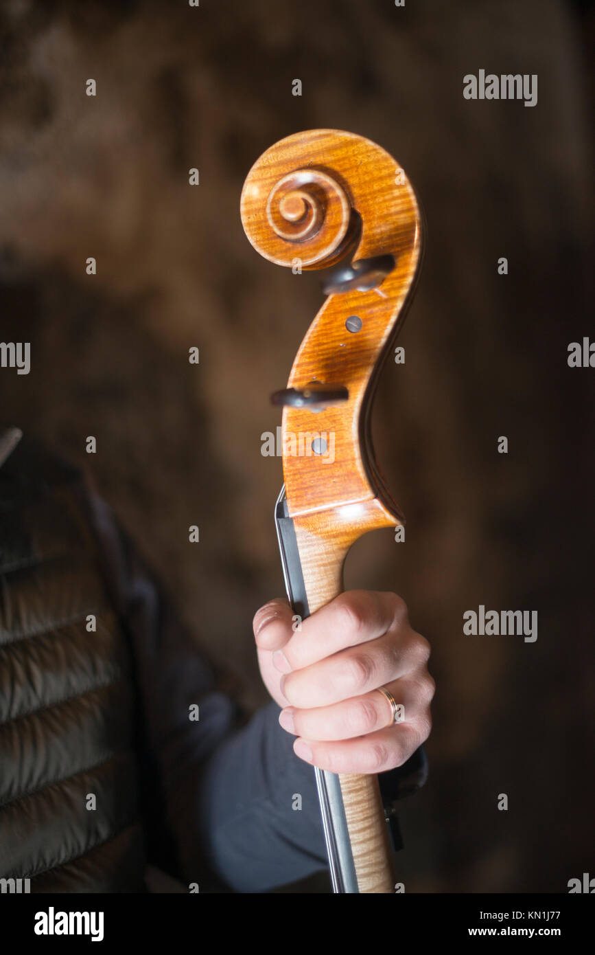 Jouer et tester Pegasus violoncelle à Crémone en Italie par luthier luthier Vladimiro Cubanzi de La Casa del Violino Banque D'Images