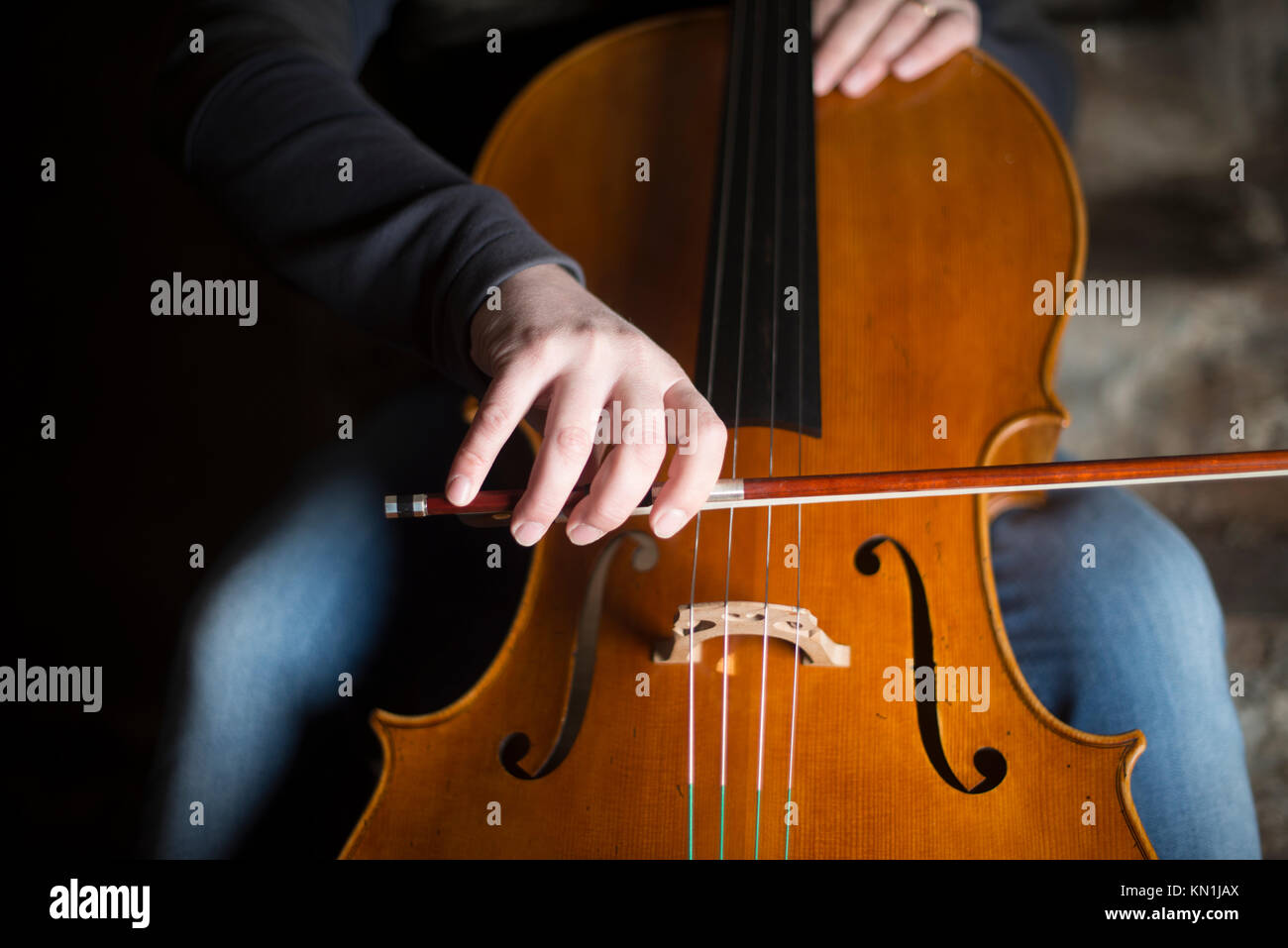 Jouer et tester Pegasus violoncelle à Crémone en Italie par luthier luthier Vladimiro Cubanzi de La Casa del Violino Banque D'Images