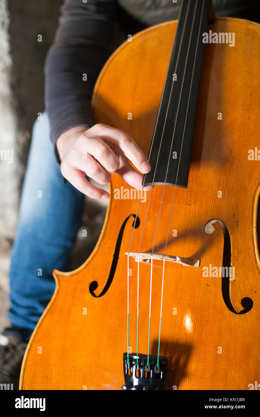 Jouer et tester Pegasus violoncelle à Crémone en Italie par luthier luthier Vladimiro Cubanzi de La Casa del Violino Banque D'Images