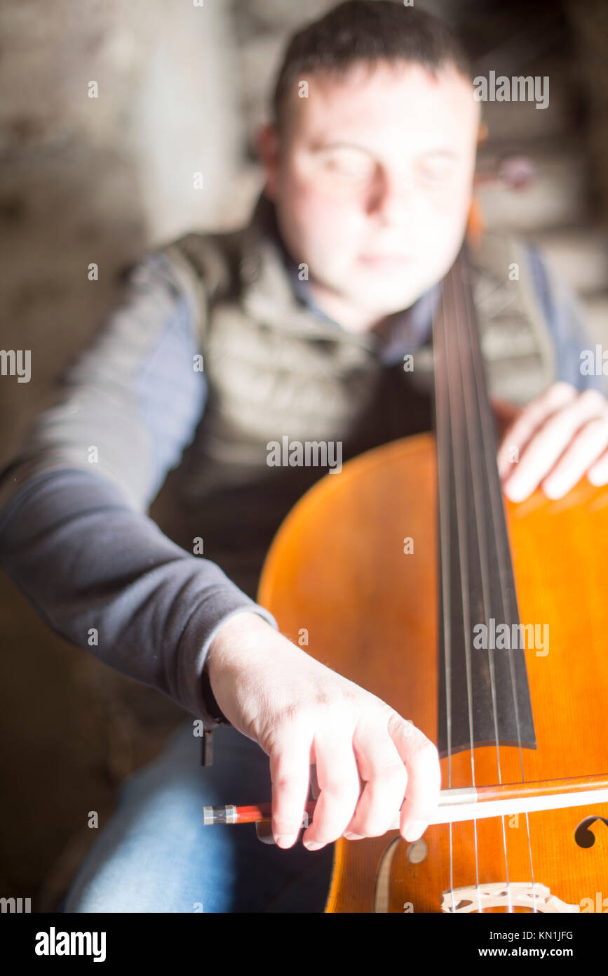 Jouer et tester Pegasus violoncelle à Crémone en Italie par luthier luthier Vladimiro Cubanzi de La Casa del Violino Banque D'Images