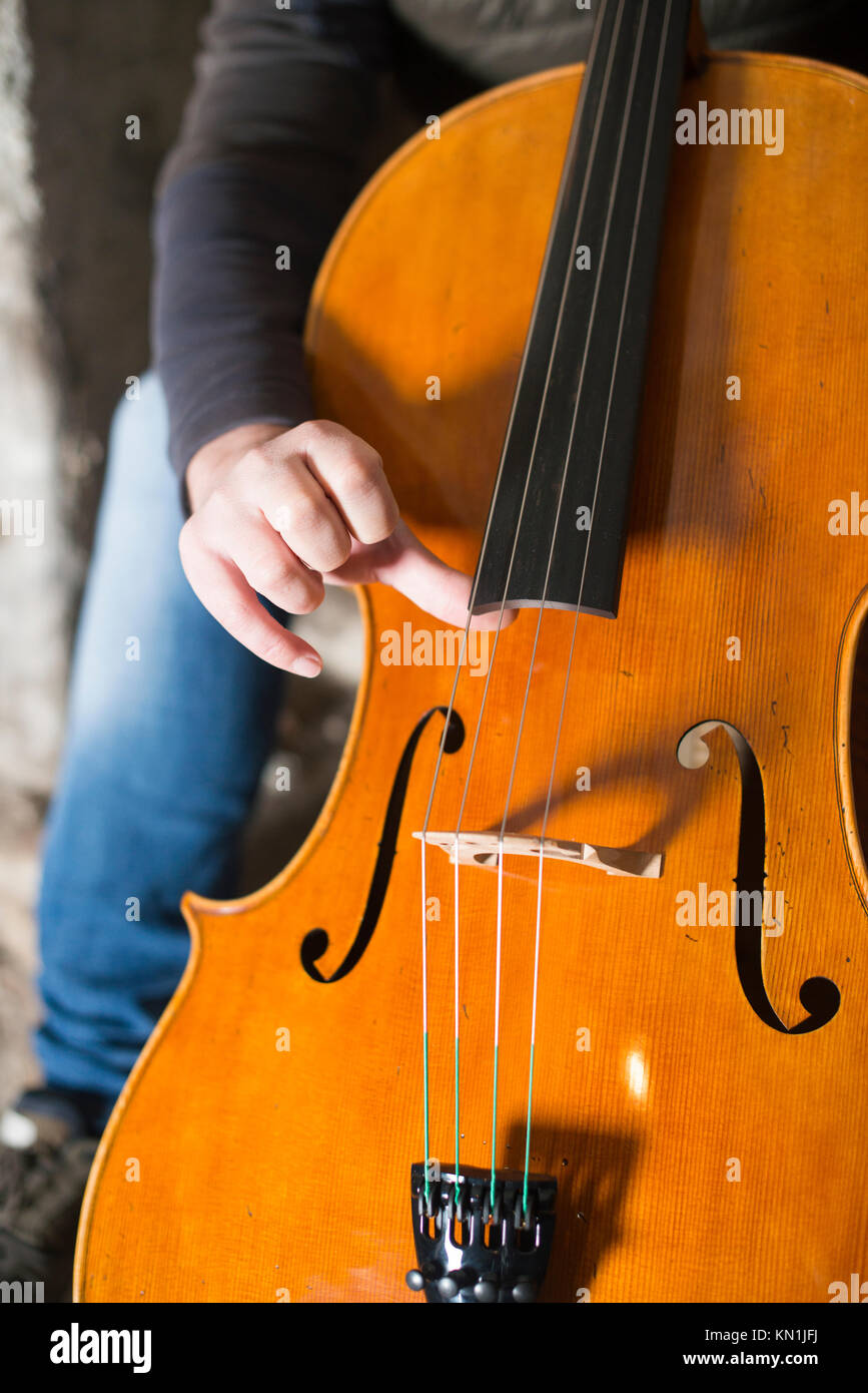 Jouer et tester Pegasus violoncelle à Crémone en Italie par luthier luthier Vladimiro Cubanzi de La Casa del Violino Banque D'Images