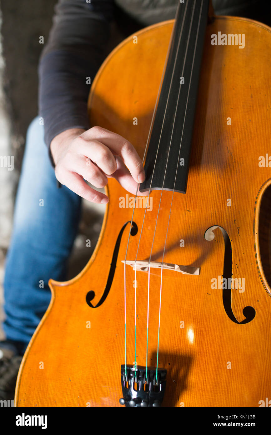 Jouer et tester Pegasus violoncelle à Crémone en Italie par luthier luthier Vladimiro Cubanzi de La Casa del Violino Banque D'Images