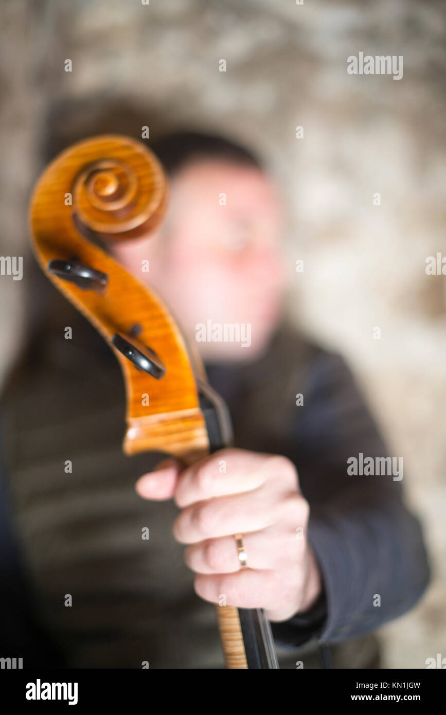 Jouer et tester Pegasus violoncelle à Crémone en Italie par luthier luthier Vladimiro Cubanzi de La Casa del Violino Banque D'Images