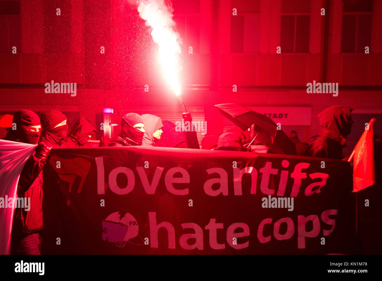 Les participants à une manifestation contre les raids de police dans tout le pays à la suite des manifestations du G20 de cette année allument des feux d'artifice à Goettingen, en Allemagne, le 9 décembre 2017. Des groupes de différentes orientations gauchistes ont appelé à une manifestation transrégionale sous le slogan : «notre réponse : résistance». Photo : Swen Pförtner/dpa Banque D'Images