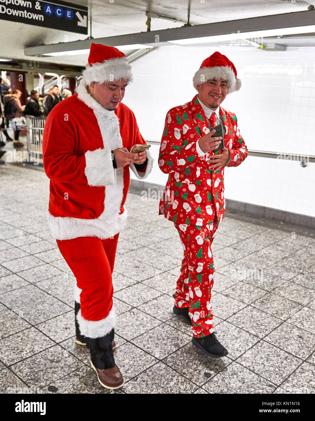 New York, États-Unis, 9 déc 2017. Les gens déguisés en père Noël à pied à une station de métro à leur façon de rejoindre une antacon "fête" foule rassemblement. Photo par Enrique Shore/Alamy Live News Banque D'Images