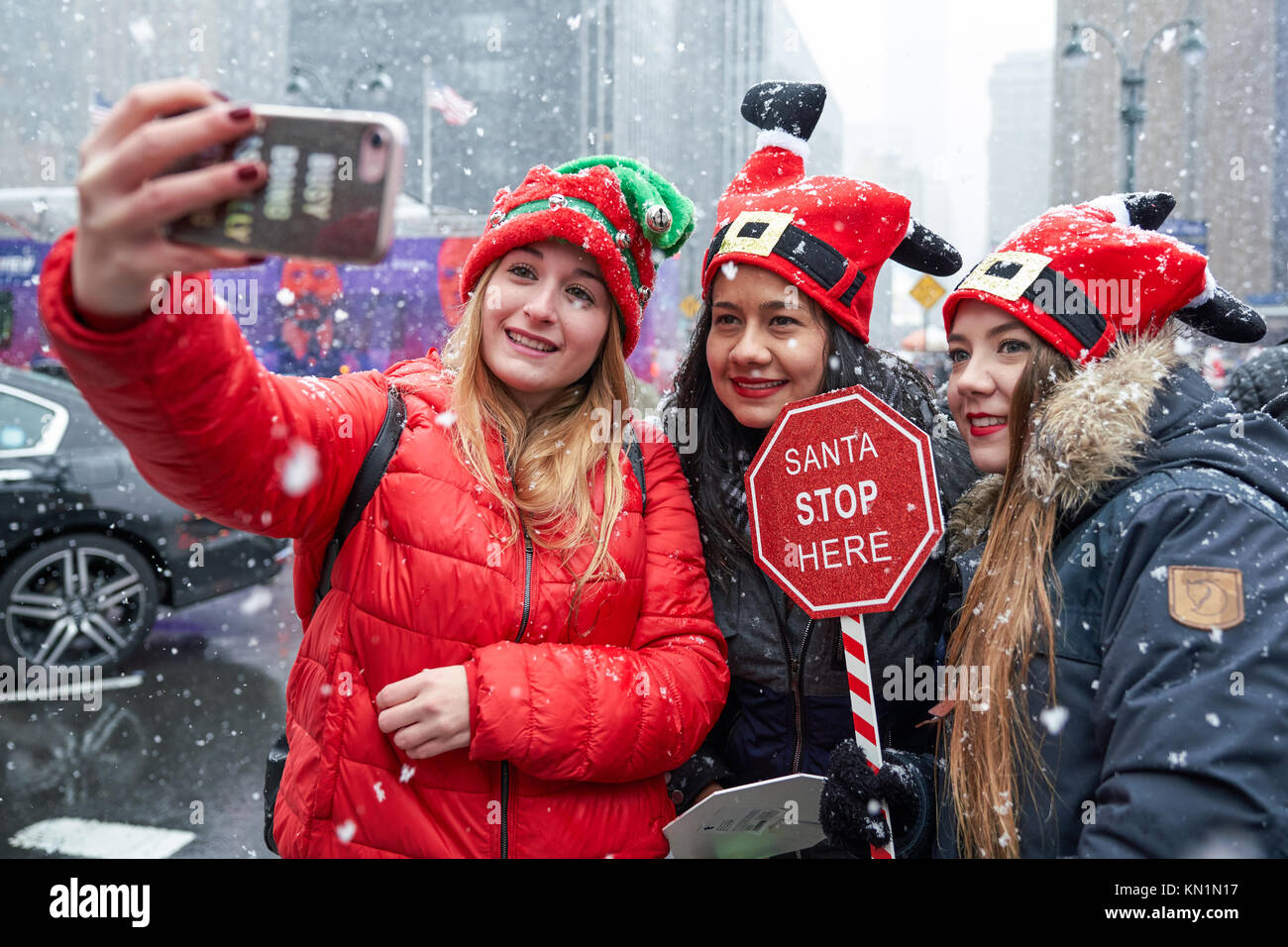 New York, États-Unis, 9 déc 2017. Les gens qui portent des costumes de Noël prendre une sous une tempête à selfies une antacon "fête" foule rassemblement. Photo par Enrique Shore/Alamy Live News Banque D'Images