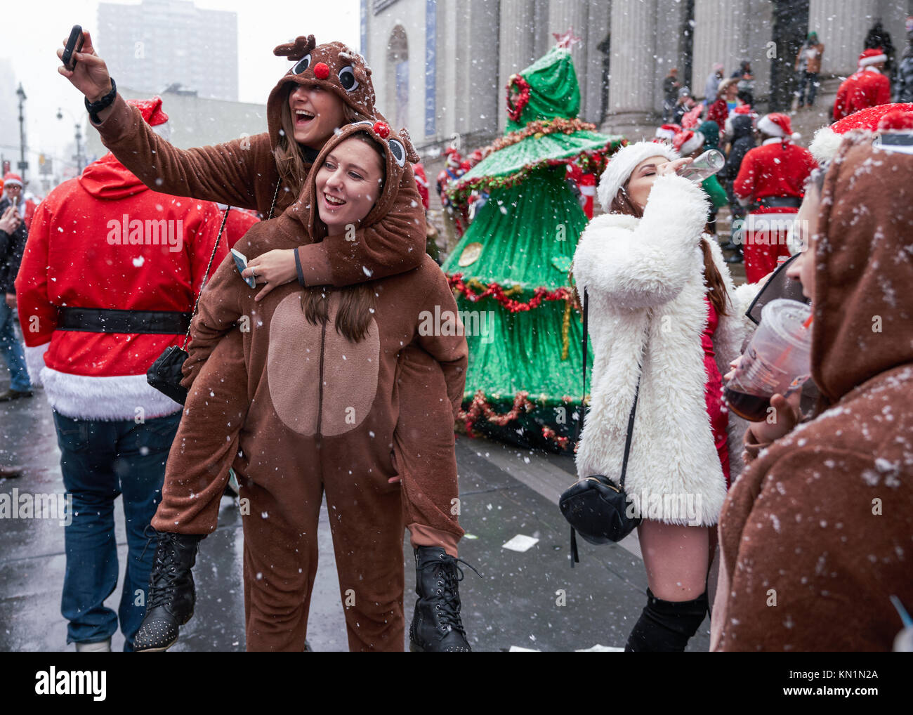 New York, États-Unis, 9 déc 2017. Les gens s'amuser après avoir posé pour une photo de groupe lors d'une "fête" antacon rassembler sous une tempête de foule. Photo par Enrique Shore/Alamy Live News Banque D'Images