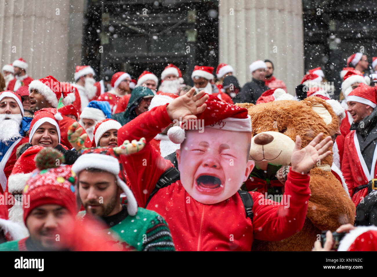 New York, États-Unis, 9 déc 2017. Des gens habillés en Père Noël posent pour une photo de groupe lors d'une "fête" antacon rassembler sous une tempête de foule. Photo par Enrique Shore/Alamy Live News Banque D'Images