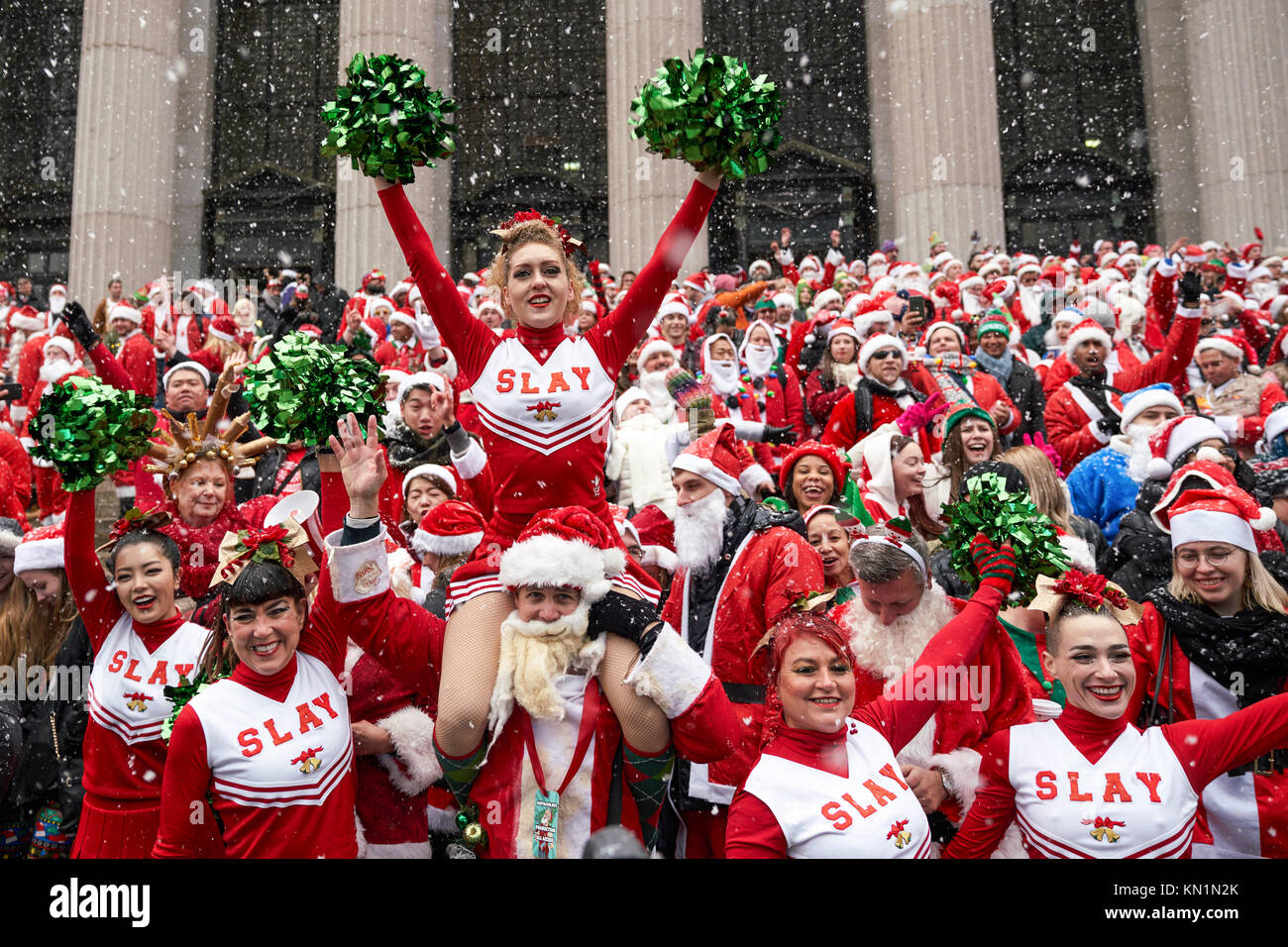 New York, États-Unis, 9 déc 2017. Des gens habillés en Père Noël posent pour une photo de groupe lors d'une "fête" antacon rassembler sous une tempête de foule. Photo par Enrique Shore/Alamy Live News Banque D'Images