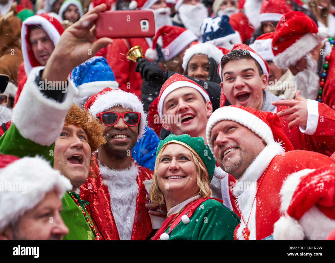 New York, États-Unis, 9 déc 2017. Des gens habillés en Père Noël prendre un car ils selfies posent pour une photo de groupe lors d'une "fête" antacon rassembler sous une tempête de foule. Photo par Enrique Shore/Alamy Live News Banque D'Images