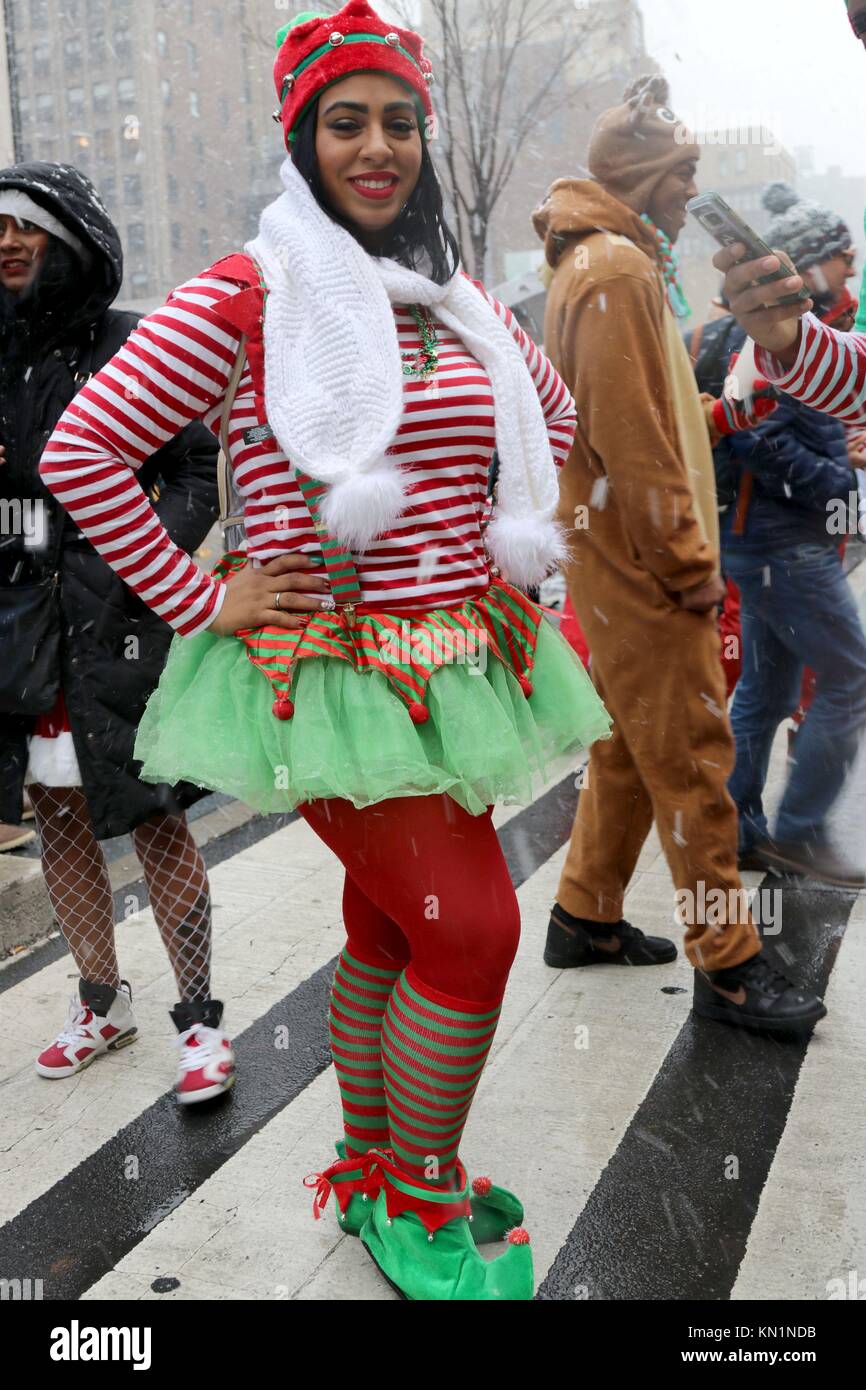 New York, NY, US. 9ème. Dec, 2017. Début à Copenhague en 1974, le pub crawl qui chaque année attirent des milliers de Santa-clad révélateurs, est arrivé aux Etats-Unis en 1994 et est devenu le plus grand pub crawl dans le monde depuis 1998 avec son arrivée à New York. Des milliers, au titre du premier jour de neige de la saison d'hiver 2017 se sont réunis au point de rassemblement dans la ville de New York, avant l'invasion de pères Noël a commencé le crawl à l'échelle de la ville. © 2017 Ronald G. Lopez/DigiPixsAgain.us/Alamy Live News Banque D'Images