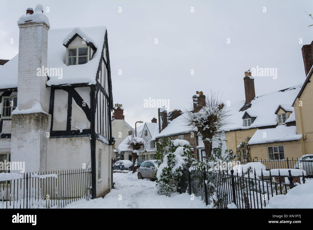 Un style Tudor cottage dans un cadre enneigé, la création d'une authentique ambiance de Noël. Much Wenlock, Shropshire, au Royaume-Uni. Banque D'Images