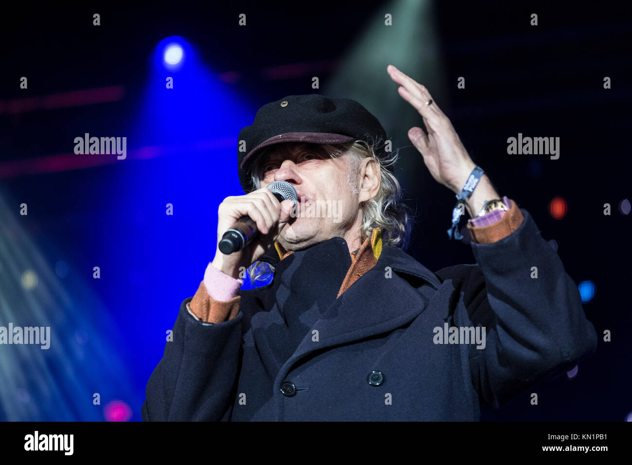 Edinburgh, Royaume-Uni. 9 décembre 2017,. Dormir dans le parc, qui s'est tenue à des jardins de Princes Street à Édimbourg, se voir presque 9000 personnes dorment à l'extérieur pour recueillir des fonds et de sensibilisation de l'itinérance. L'événement est organisé par la bite et commence par un concert de musique. Bob Geldof adresse à l'auditoire. Credit : Iain Masterton/Alamy Live News Banque D'Images