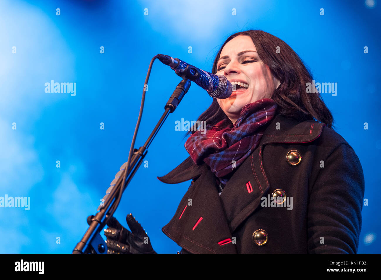 Edinburgh, Royaume-Uni. 9 décembre 2017,. Dormir dans le parc, qui s'est tenue à des jardins de Princes Street à Édimbourg, se voir presque 9000 personnes dorment à l'extérieur pour recueillir des fonds et de sensibilisation de l'itinérance. L'événement est organisé par la bite et commence par un concert de musique. Amy MacDonald joue sur la scène. Credit : Iain Masterton/Alamy Live News Banque D'Images