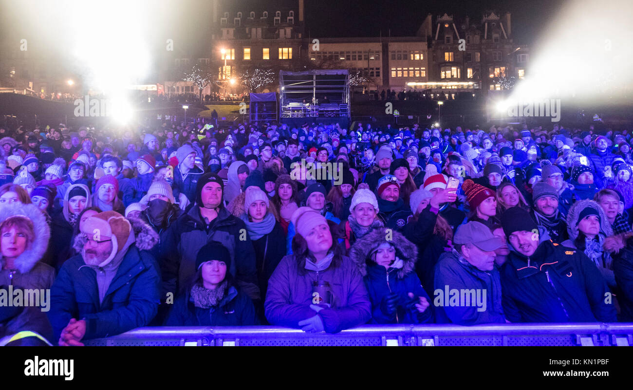 Edinburgh, Royaume-Uni. 9 décembre 2017,. Dormir dans le parc, qui s'est tenue à des jardins de Princes Street à Édimbourg, se voir presque 9000 personnes dorment à l'extérieur pour recueillir des fonds et de sensibilisation de l'itinérance. L'événement est organisé par la bite et commence par un concert de musique. Vue générale de l'auditoire . Credit : Iain Masterton/Alamy Live News Banque D'Images