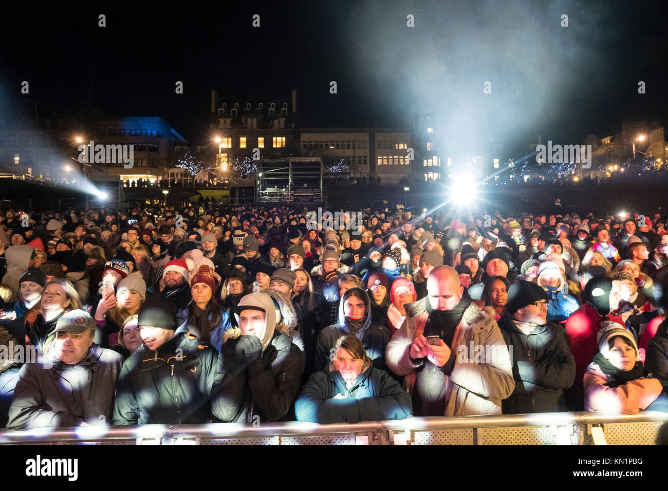 Edinburgh, Royaume-Uni. 9 décembre 2017,. Dormir dans le parc, qui s'est tenue à des jardins de Princes Street à Édimbourg, se voir presque 9000 personnes dorment à l'extérieur pour recueillir des fonds et de sensibilisation de l'itinérance. L'événement est organisé par la bite et commence par un concert de musique. Vue générale de l'auditoire . Credit : Iain Masterton/Alamy Live News Banque D'Images