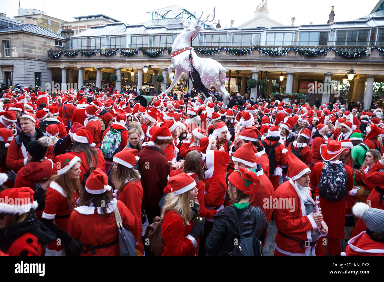 Covent Garden, Londres, Royaume-Uni. 9e décembre 2017. Le Santacon Londres annuel attire des centaines de pères Noël au centre de Londres. Crédit : Tony Farrugia/Alamy Live News Banque D'Images