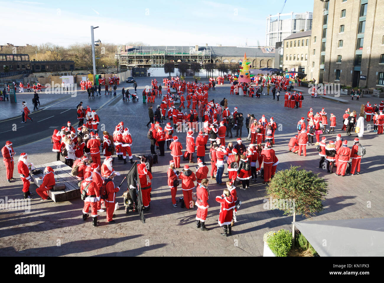Grenier Square, King's Cross, Londres, Royaume-Uni. 9e décembre 2017. Le Santacon Londres annuel attire des centaines de pères Noël au centre de Londres. Crédit : Tony Farrugia/Alamy Live News Banque D'Images