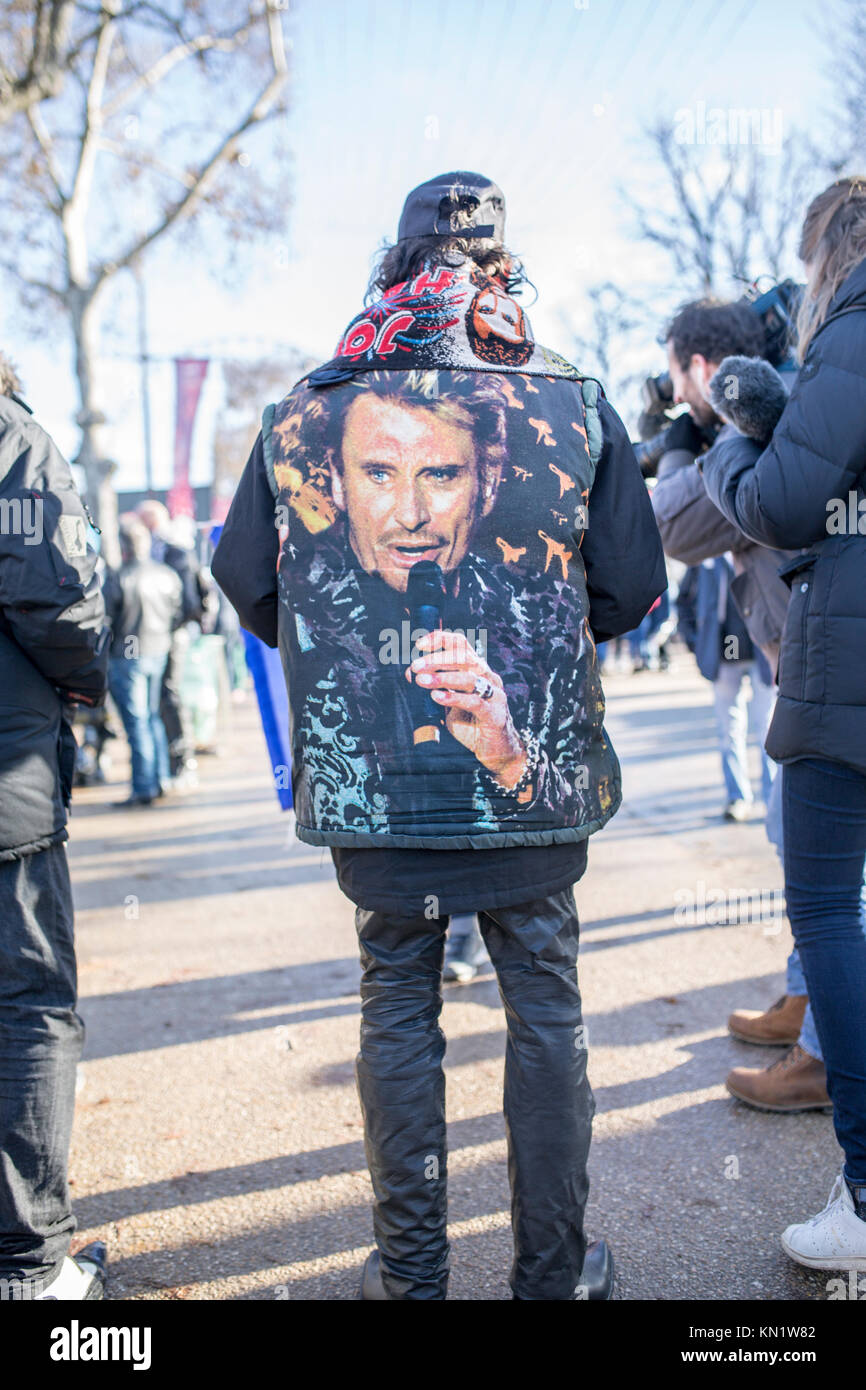 Populaires commemoration de la mort du chanteur francais Johnny Hallyday a Paris Avec des fans de johnny hallyday veste floque Photo Stock Alamy