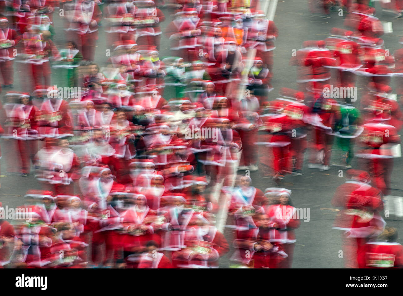 Madrid, Espagne. Déc 10, 2017. Des gens habillés comme Santas participent à la course annuelle du Père Noël à Madrid, Espagne. Credit : Marcos del Mazo/Alamy Live News Banque D'Images