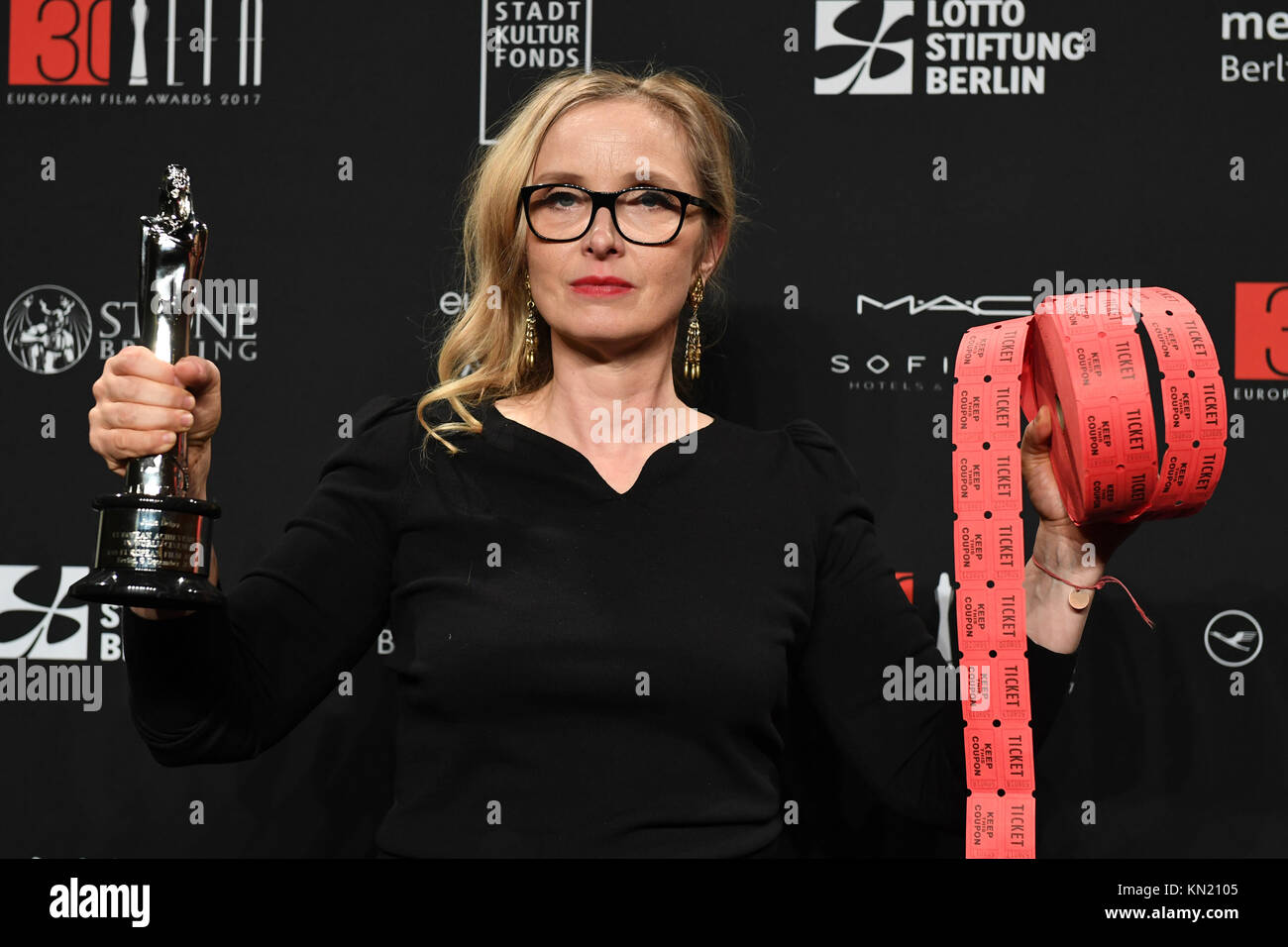 Berlin, Allemagne. 09Th Dec, 2017. L'actrice franco-américaine Julie Delpy tenant dans ses mains le prix de la contribution européenne au cinéma mondial après l'European Film Awards 2017 cérémonie à la Haus der Berliner Festspiele de Berlin, Allemagne, 09 décembre 2017. Credit : Maurizio Gambarini/dpa/Alamy Live News Banque D'Images