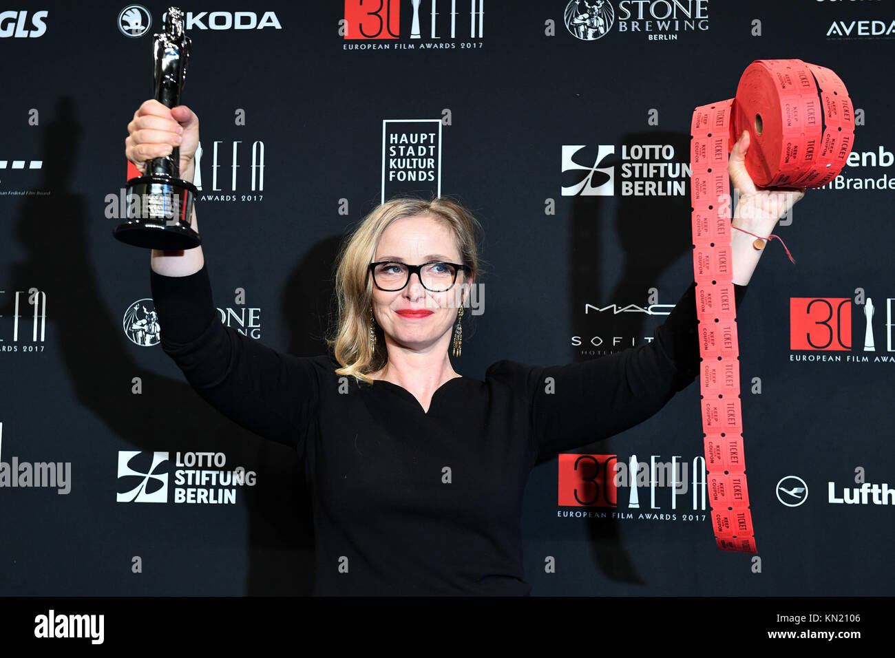 Berlin, Allemagne. 09Th Dec, 2017. L'actrice franco-américaine Julie Delpy tenant dans ses mains le prix de la contribution européenne au cinéma mondial après l'European Film Awards 2017 cérémonie à la Haus der Berliner Festspiele de Berlin, Allemagne, 09 décembre 2017. Credit : Maurizio Gambarini/dpa/Alamy Live News Banque D'Images